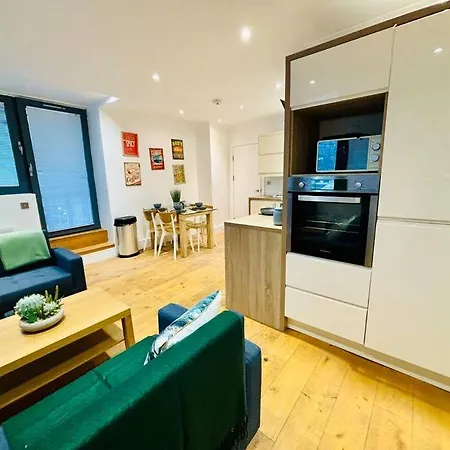 Riverside With Balcony * 布里斯托