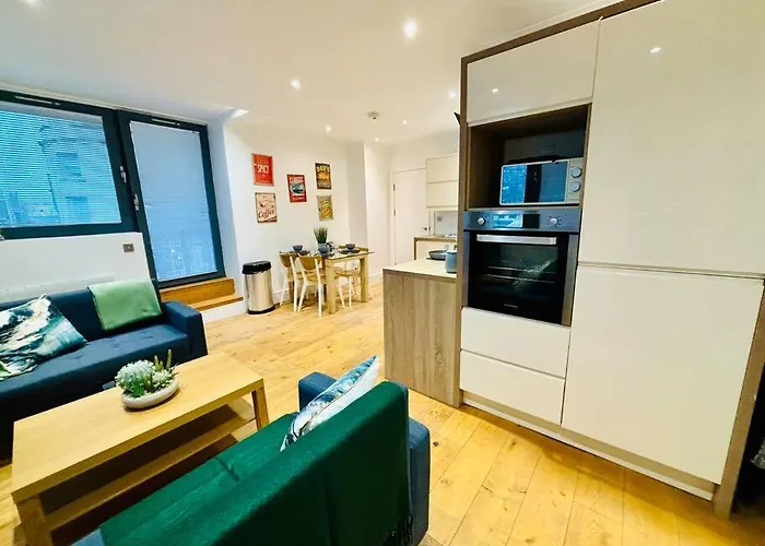 Riverside With Balcony * 布里斯托