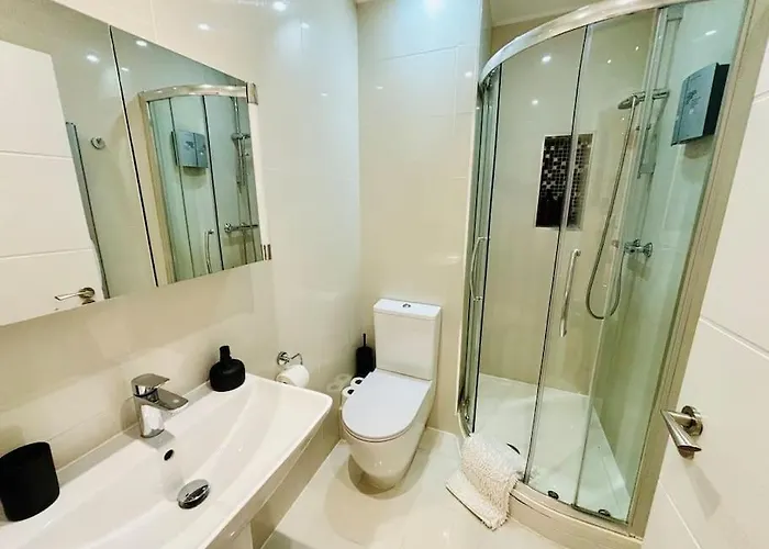 Riverside With Balcony * 布里斯托